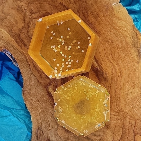 New Handmade Honeycomb Shape Yellow Resin Keepsake Dish With Wrapped Gift Box - Picture 4 of 10